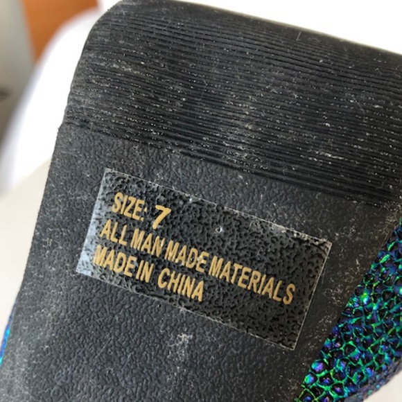 Qupid Iridescent Metallic Open Toe Plateform - Picture 4 of 7